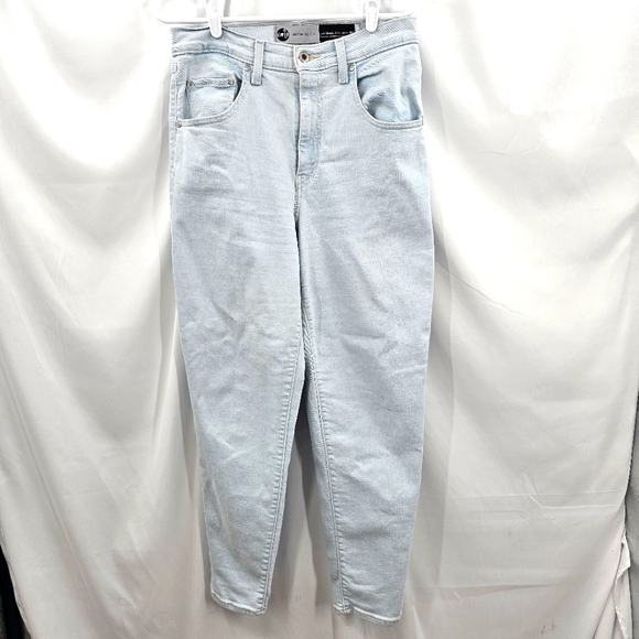 Levi's SilverTab Jeans Women's 30x29 Blue Light Wash Mom Jean High Waisted Denim - Picture 1 of 10